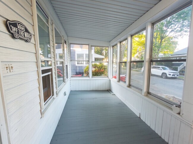 Building Photo - 135 Safford St