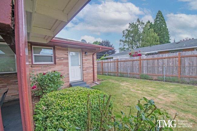 Building Photo - Beautiful Three Bedroom in Great Camas Nei...
