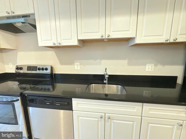 Building Photo - 1246 Queen St NE