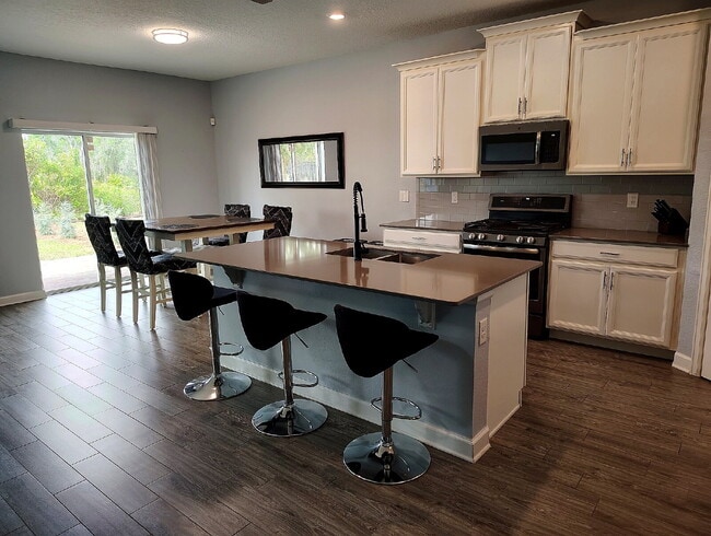 Building Photo - "Resort-Style Living in Davenport: Spacious 4-Bedroom Home with Solar Panels, Internet Included &...