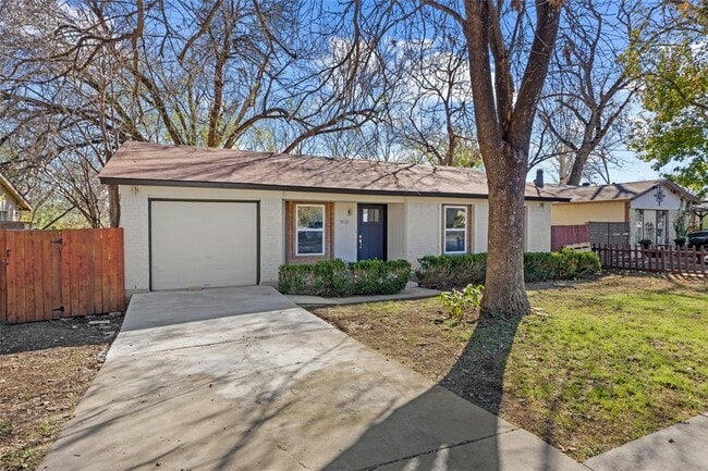 Building Photo - 9417 N Creek Dr