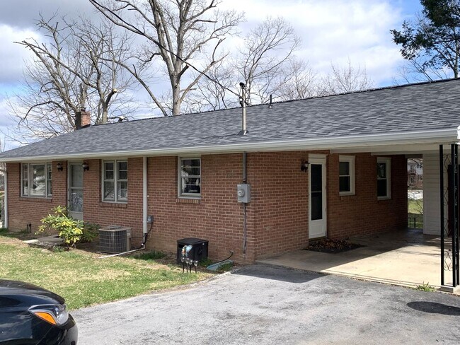 Building Photo - NEW RENT REDUCTION! Charming 3-Bedroom, 1-...