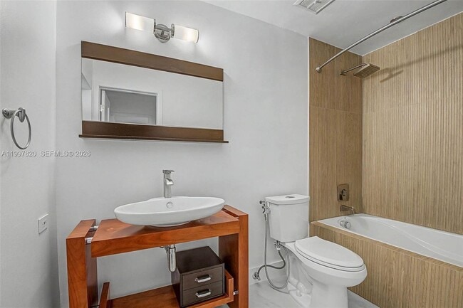 Building Photo - 2000 Brickell Ave