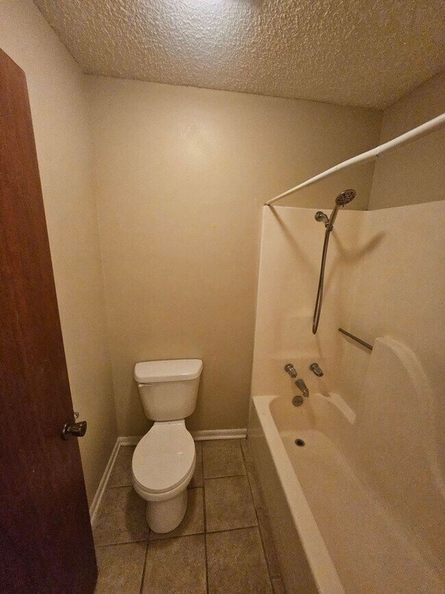 Building Photo - 105 Amelia Dr