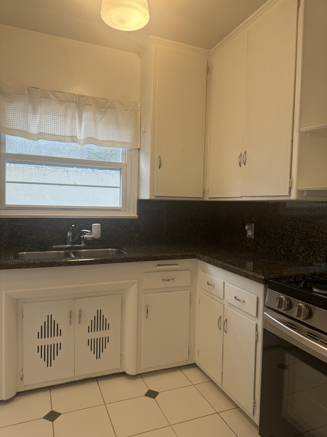 Kitchen granite counters - 8618 McConnell Ave