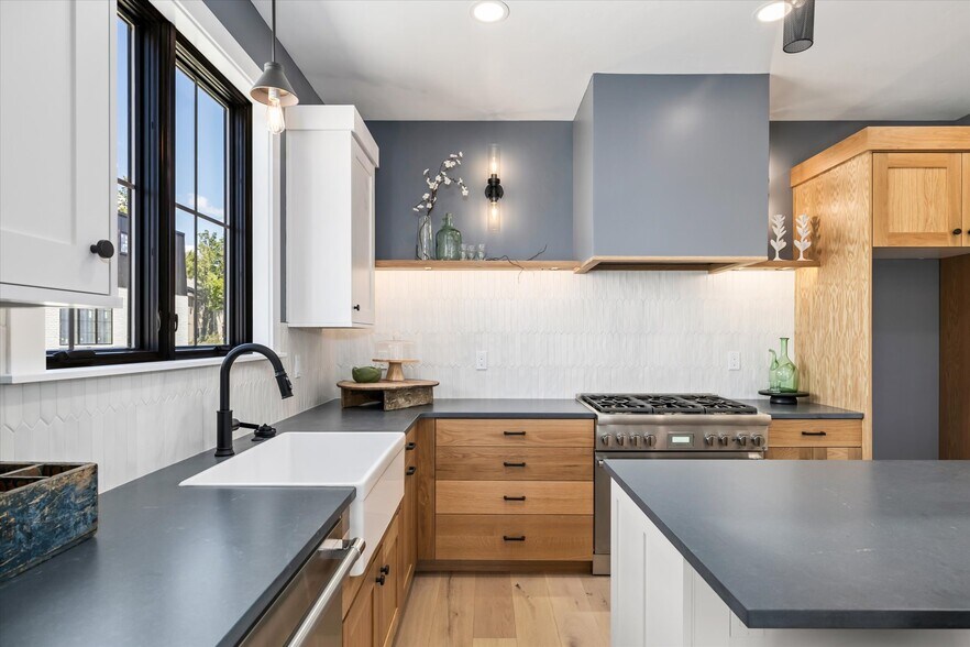 Building Photo - 614 N Avenue H Ave