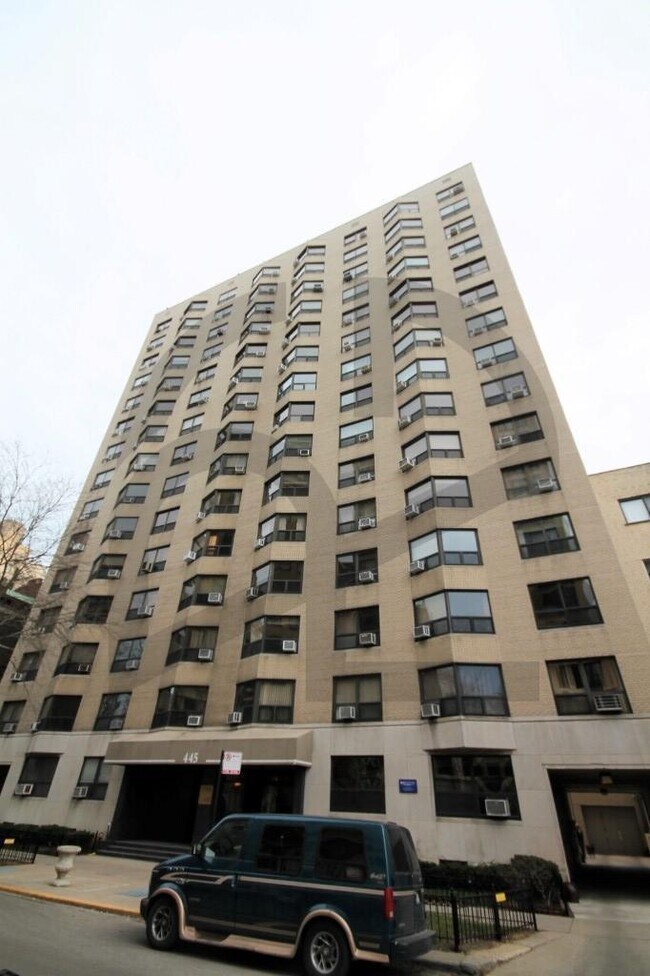 Building Photo - High rise in Lakeview East