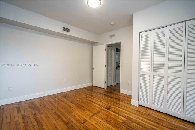 Building Photo - 1007 Bay Dr