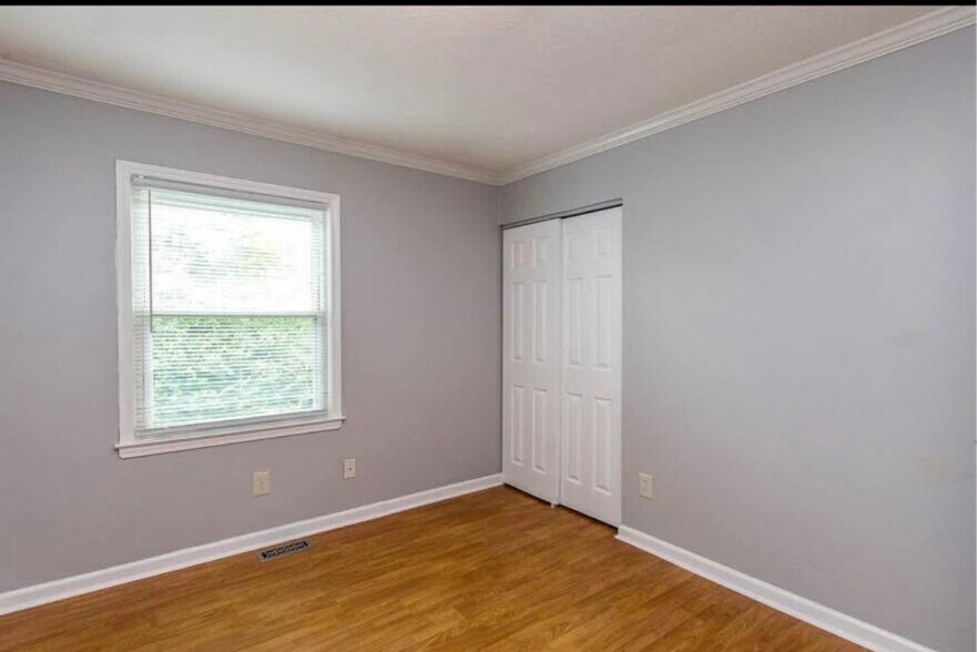 Building Photo - 215 Hedgewood Ct