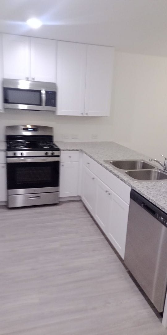 Building Photo - Spacious 4 Bed / 2.5 Bath Home