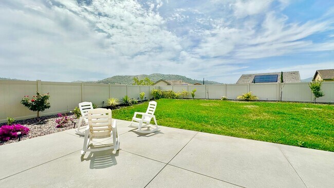 Building Photo - Beautifully Designed, and Upgraded, Newer ...