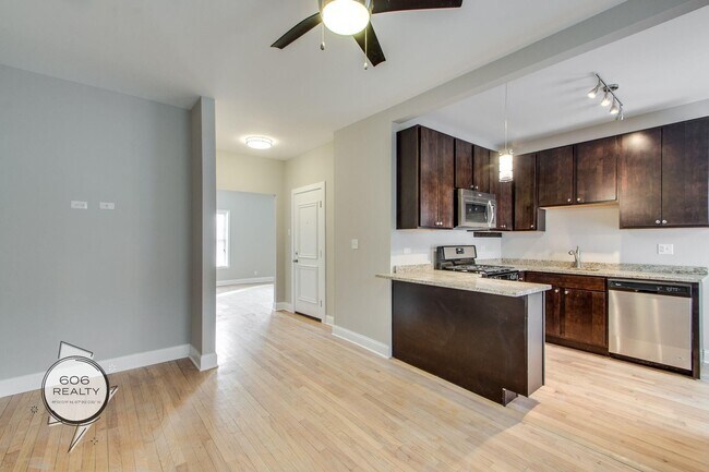 Building Photo - Beautiful Rehabbed Hyde Park Apartments! S...