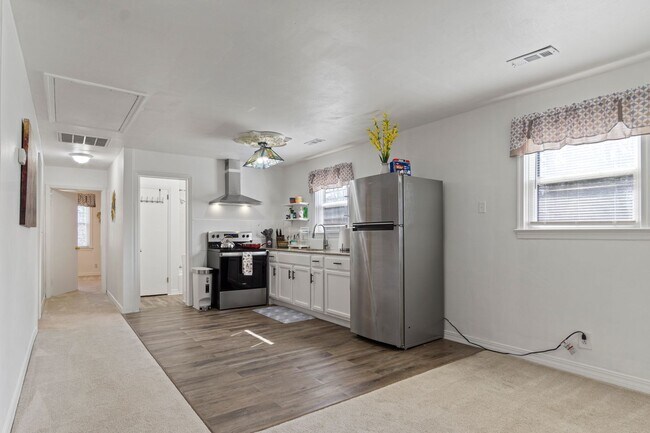 Building Photo - All-Utilities-Included 2BR Rental in Williamsburg – Private Screened Porch & Reserved Parking