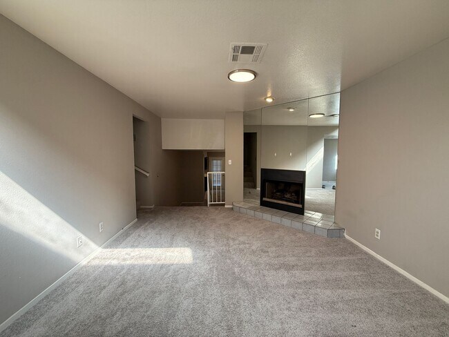 Building Photo - Townhome for Rent