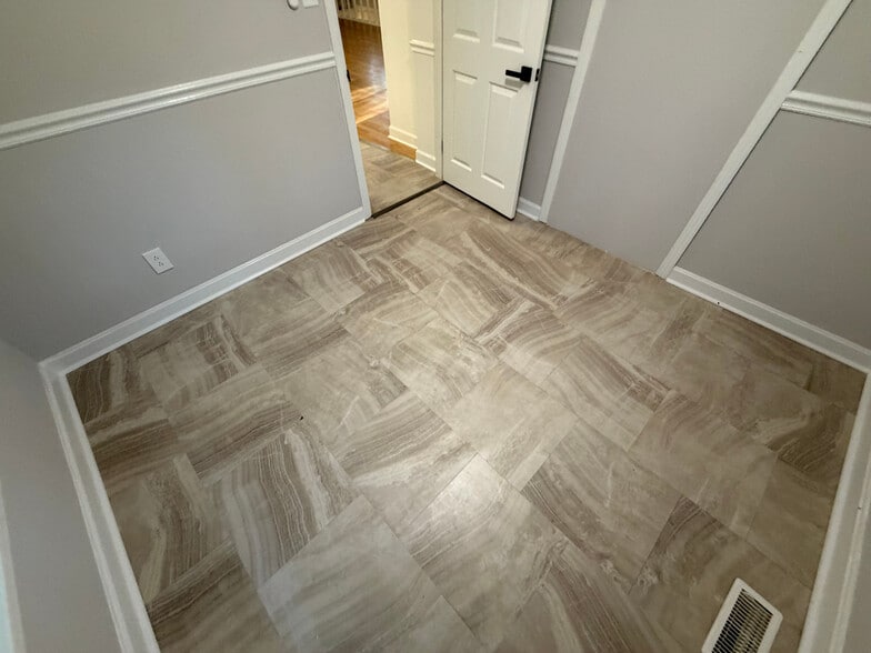 Building Photo - Room in House on Cox Mill Rd