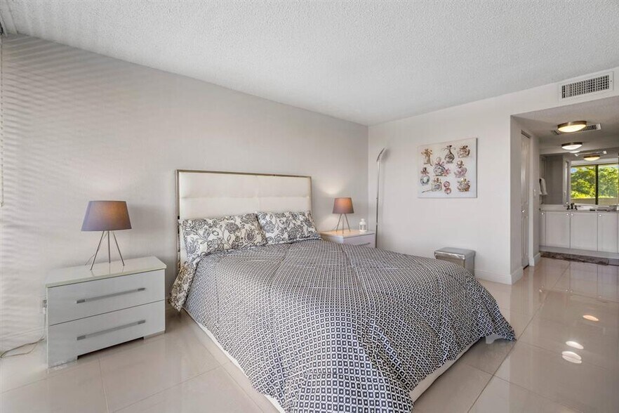 Building Photo - 1830 Embassy Dr