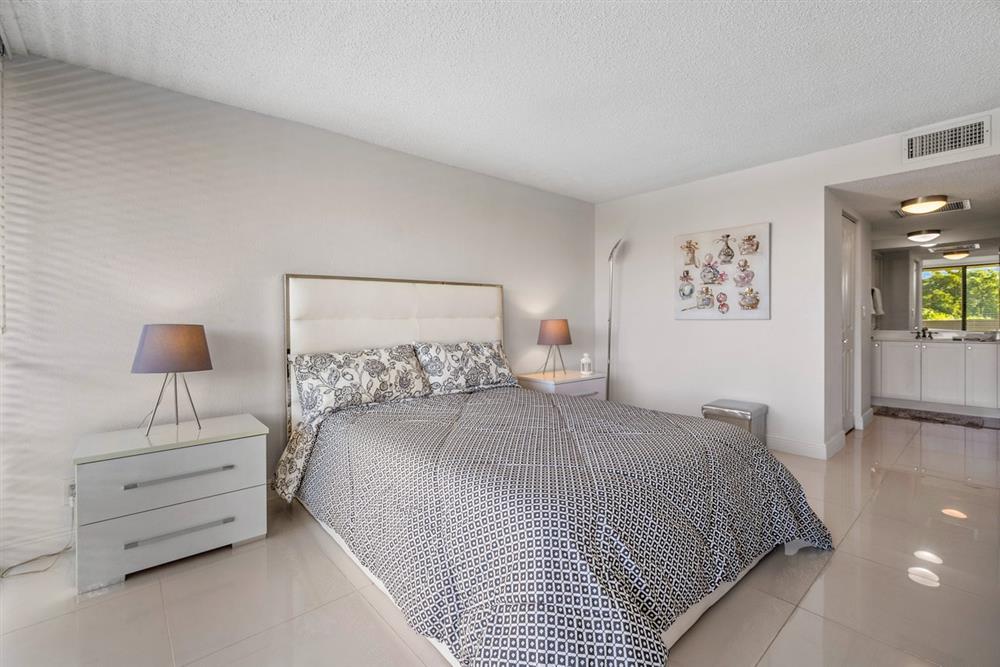 Building Photo - 1830 Embassy Dr