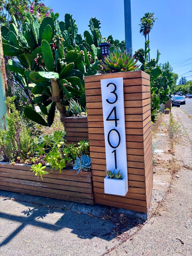 Building Photo - Welcome to this stunning 4-bedroom, 2-bath...