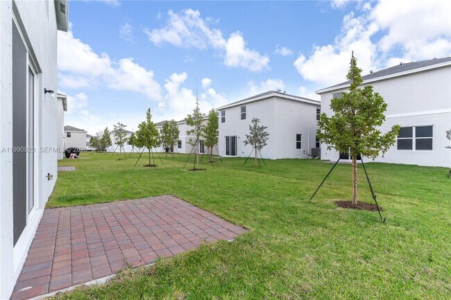 Building Photo - 615 NE 1st Ave