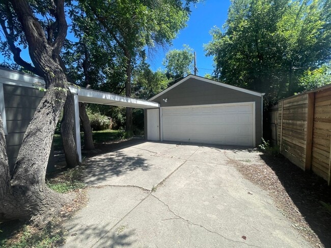 Building Photo - $0 DEPOSIT OPTION. CHARMING 3-BEDROOM HOME WITH LARGE YARD AND EASY ACCESS TO I-25 AND I-225