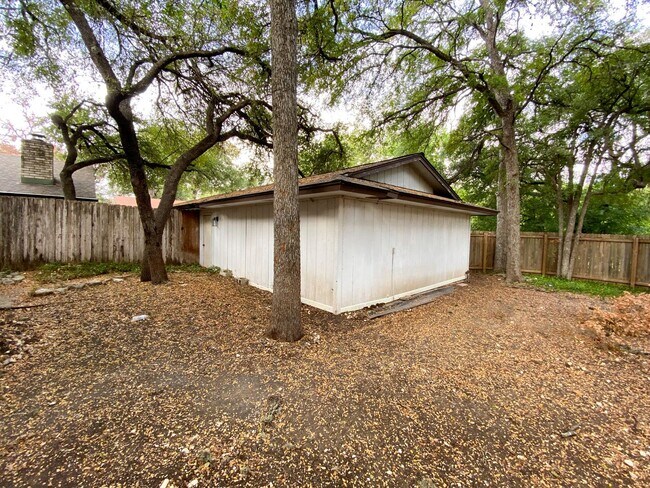 Building Photo - WHISPERING OAKS RARE FIND 3 BD/2 BA AVAILABLE APRIL 7TH!