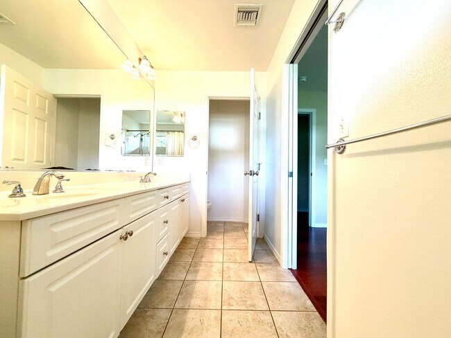 Building Photo - 75-654-654 Lalii Pl