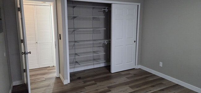 Building Photo - 1 bed 1 bath condo with 650 sf. with detached garage off Jewell and Sheridan