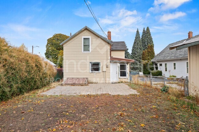 Building Photo - 3 Bedroom , 1 Bath