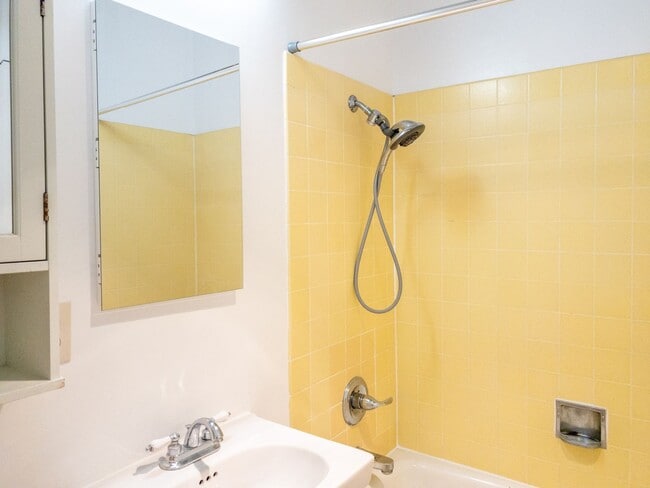 Building Photo - Tranquil Top Floor 1BR/1BA Unit! Large Private Balcony! Tam Valley! Parking! Laundry! Storage! PR...