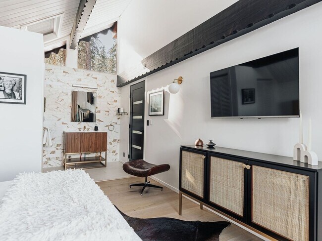 Building Photo - *Furnished 2 Bedroom 2 Bath Home in Big Be...