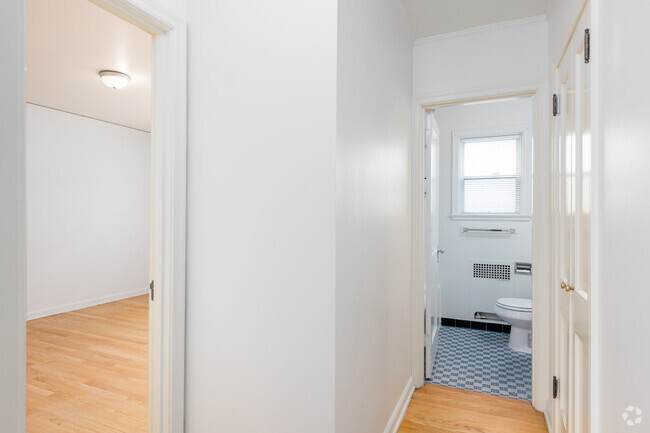 1BD, 1BA - 623-767SF - Edgewater Apartments