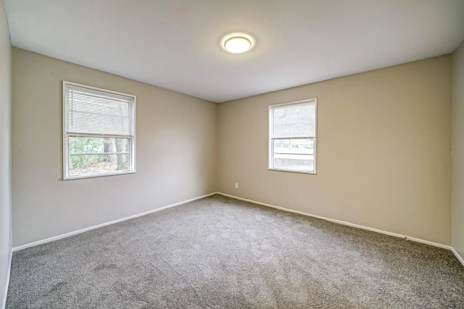 Building Photo - 693 Aldrich St NE