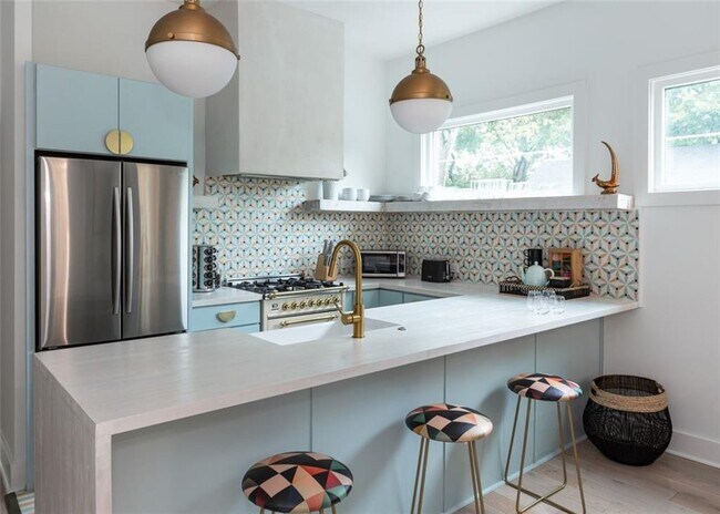 Building Photo - 724 Charles Allen Dr NE