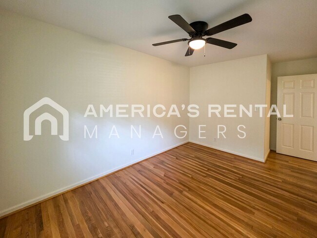 Building Photo - Newly Renovated and Ready for Move In!