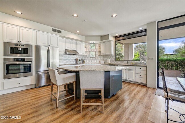 Building Photo - 10687 E Fernwood Ln