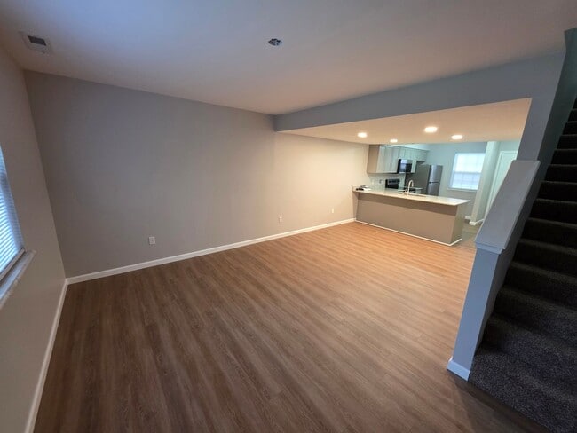 Building Photo - Updated 2 bedroom 2 bath with pool