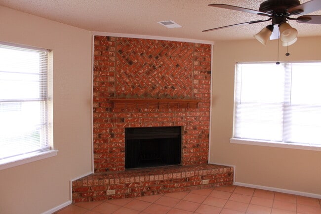 Building Photo - Updated 3/2/1 Great location for TTU/LCU/Medical District - Available AUGUST