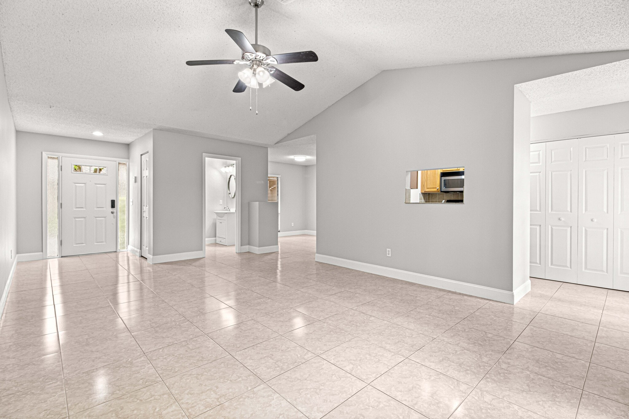 Building Photo - 810 SE 2nd St