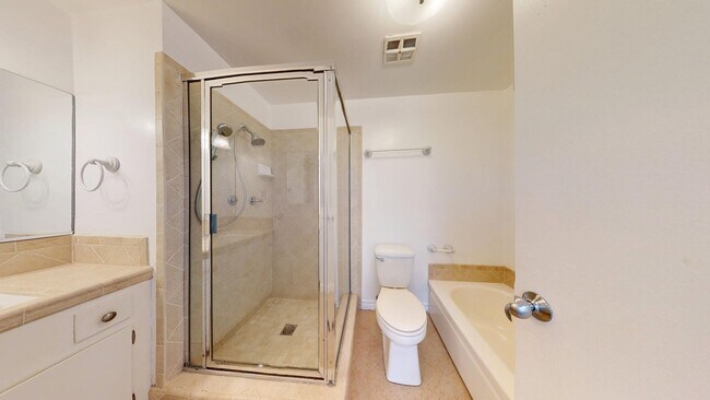 Building Photo - Spacious & Updated 2-Bedroom Unit in Studi...