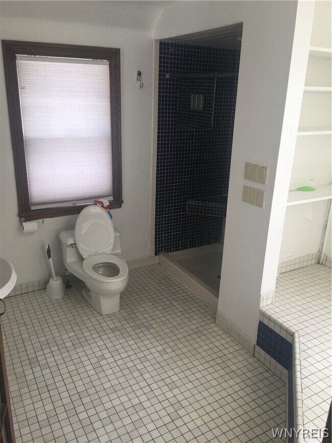 Building Photo - 419 Richmond Ave