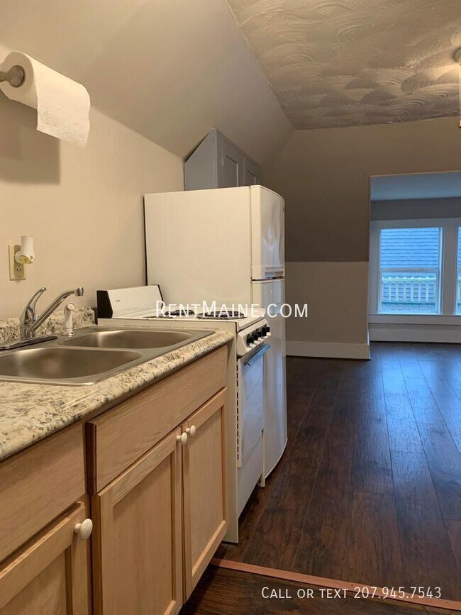 Building Photo - 204 Maple St