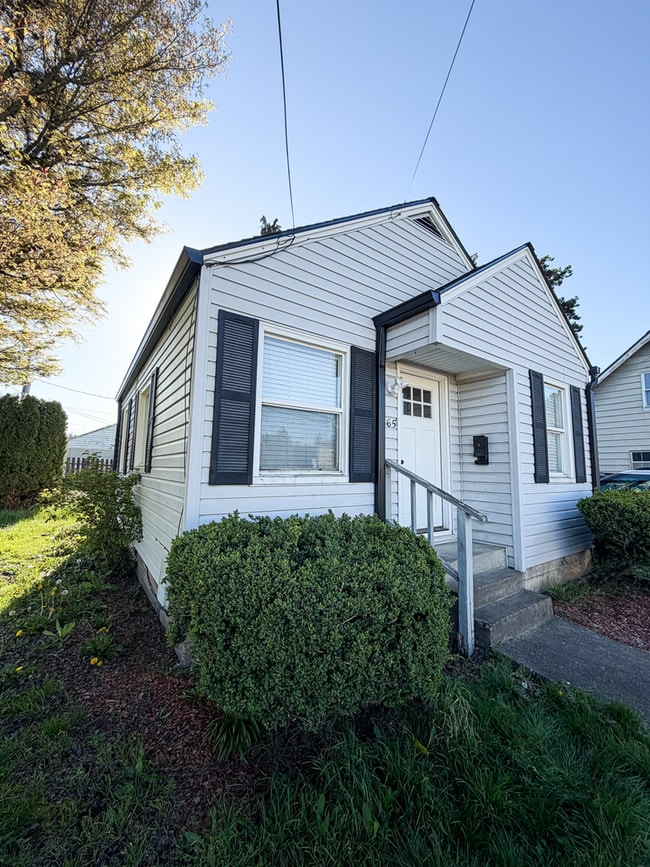 Building Photo - 2 Bedroom West Salem Home