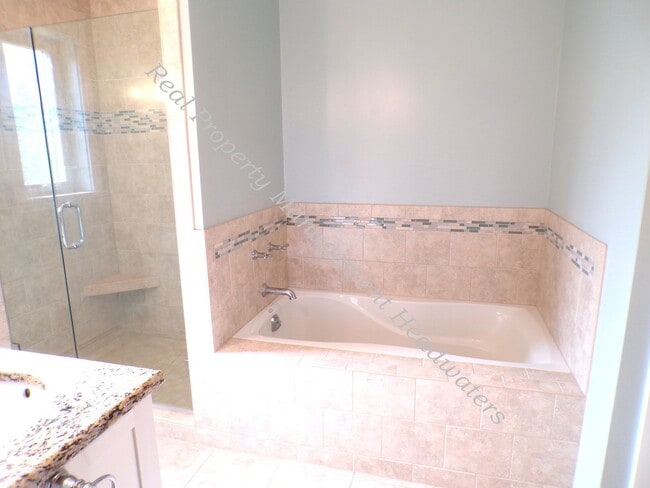 Building Photo - 5 Bedroom 2-1/2 Bath House for Rent
