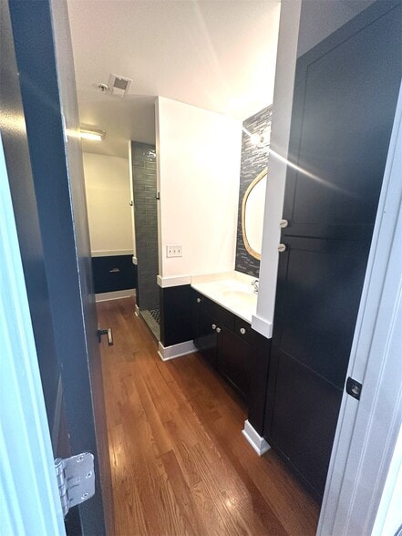 Full Bath - 1432 Race St