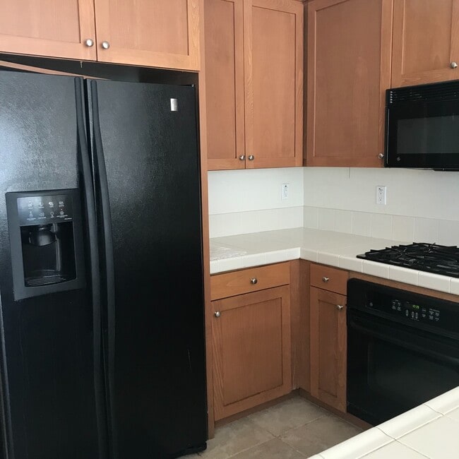 Building Photo - Lovely Townhome In The Spectrum Community For Lease