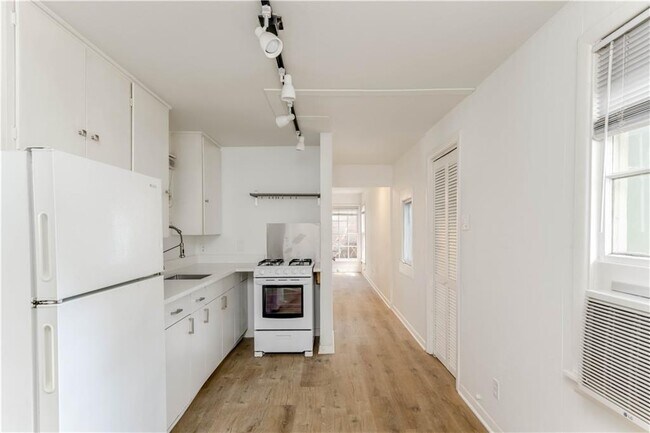 Building Photo - 1505 W 12th St