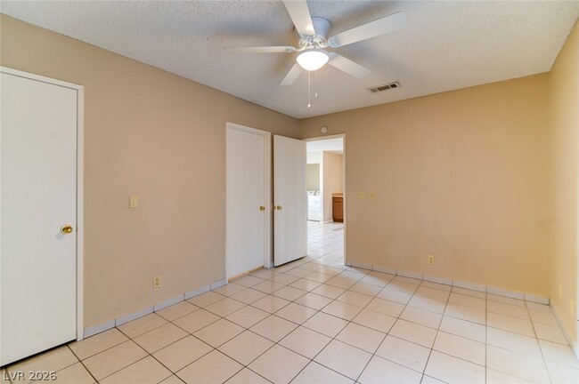 Building Photo - 824 Hedge Way