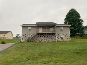 Building Photo - 3 bedroom 2 bath