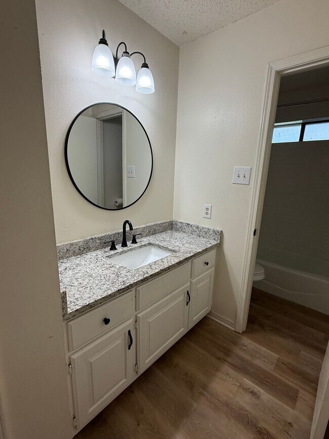 Building Photo - 3 Bedroom in Hallsville