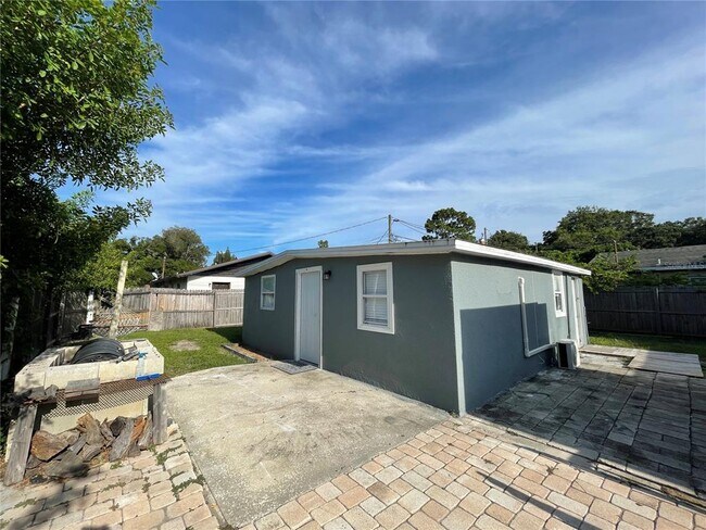 Building Photo - 1601 Palm Way